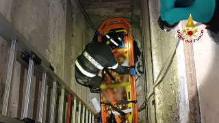 Cade da cinque metri al cimitero di Civitanova Alta, soccorso dai vigili del fuoco